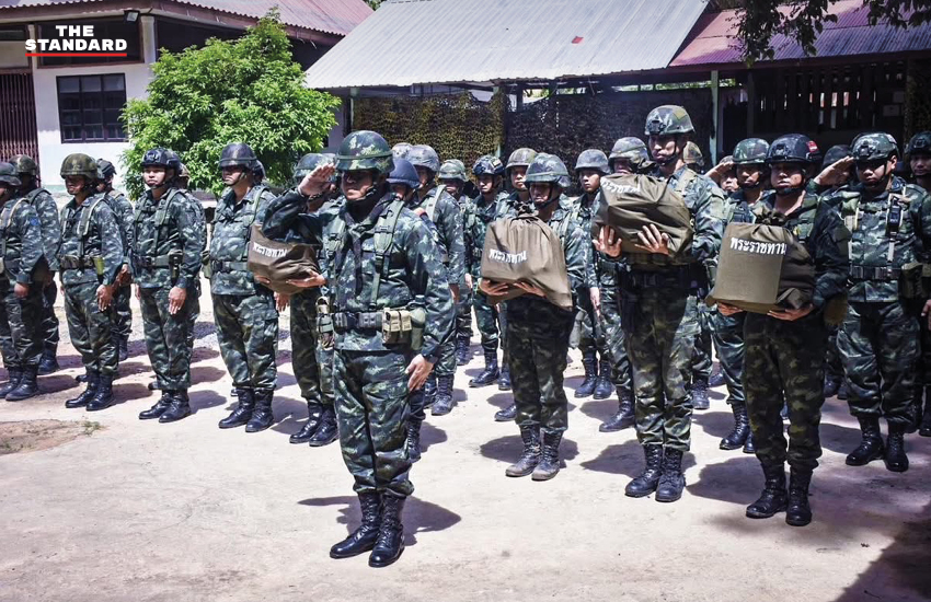 ในหลวงพระราชทานสิ่งของเป็นขวัญกำลังใจแก่เจ้าหน้าที่ทหารชายแดนไทย-กัมพูชา