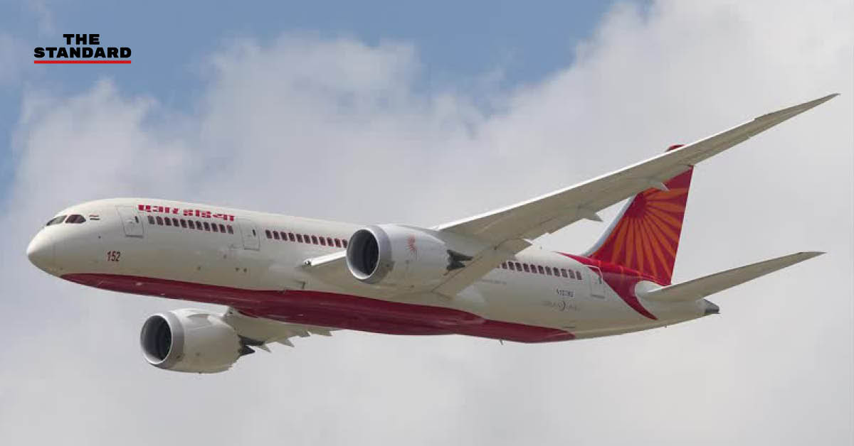 ควันดำพวยพุ่งหลังเครื่องบิน Air India ตกใกล้สนามบินในอินเดีย