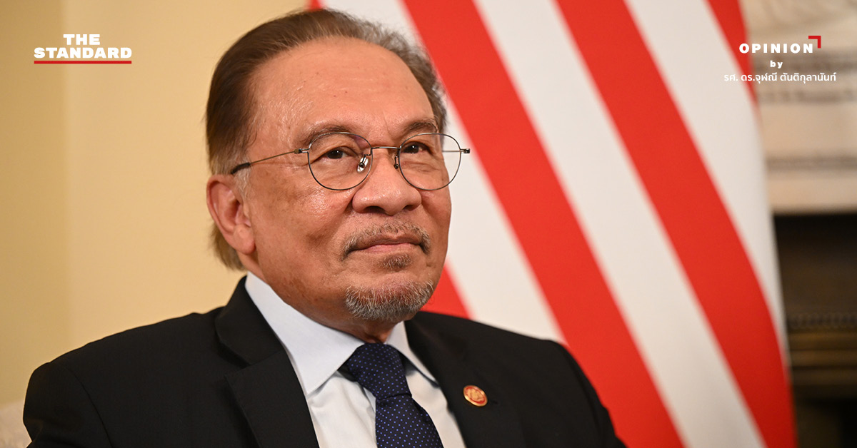 อันวาร์ อิบราฮิม กล่าวปราศรัยในการประชุมระดับชาติ พร้อมฉากหลังธงชาติมาเลเซีย