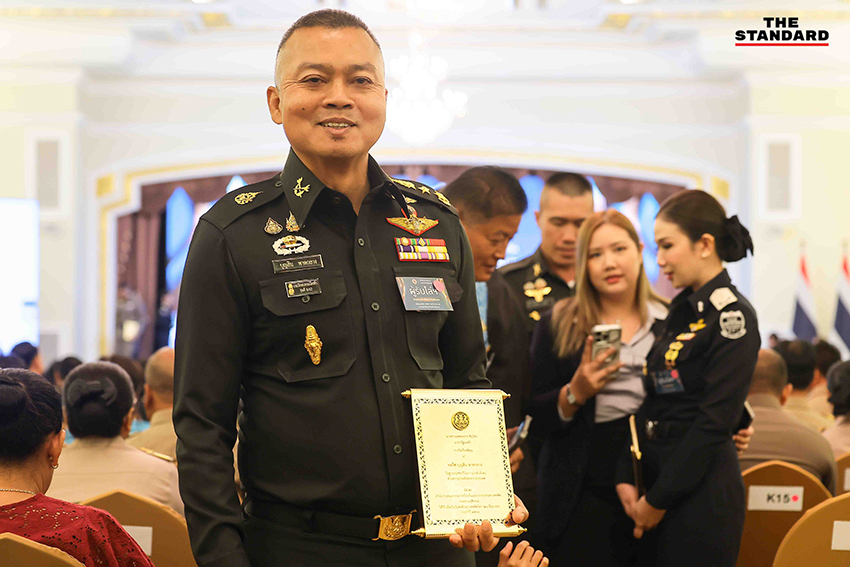 พล.ท. บุญสิน พาดกลาง แม่ทัพภาคที่ 2 ขณะรับโล่เกียรติคุณผลงานปราบปรามยาเสพติด