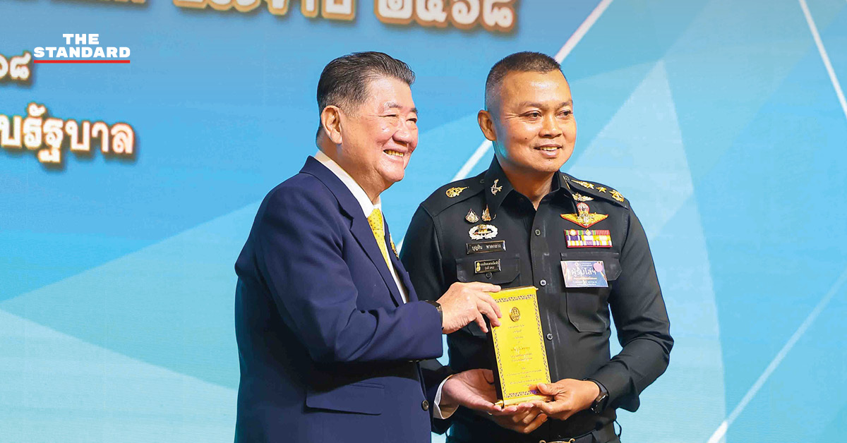 พล.ท. บุญสิน พาดกลาง แม่ทัพภาคที่ 2 ขณะรับโล่เกียรติคุณผลงานปราบปรามยาเสพติด