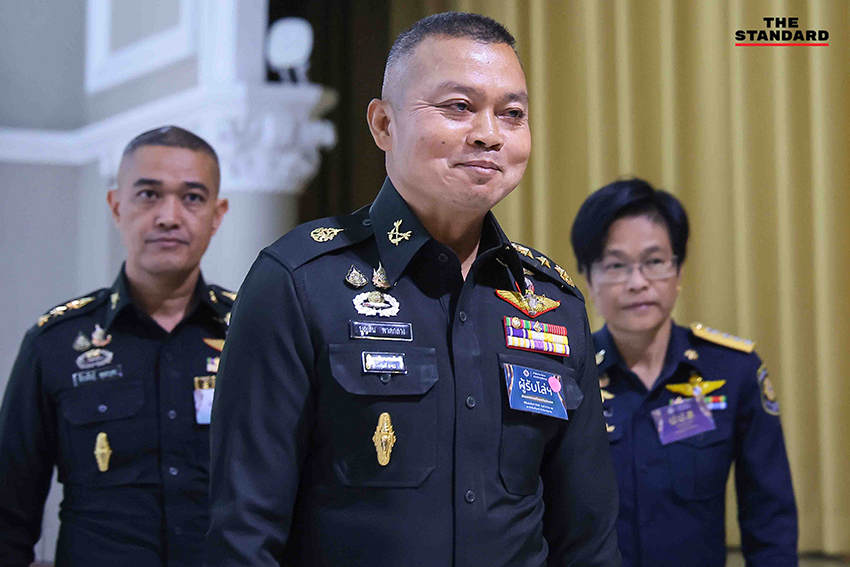 พล.ท. บุญสิน พาดกลาง แม่ทัพภาคที่ 2 ขณะรับโล่เกียรติคุณผลงานปราบปรามยาเสพติด