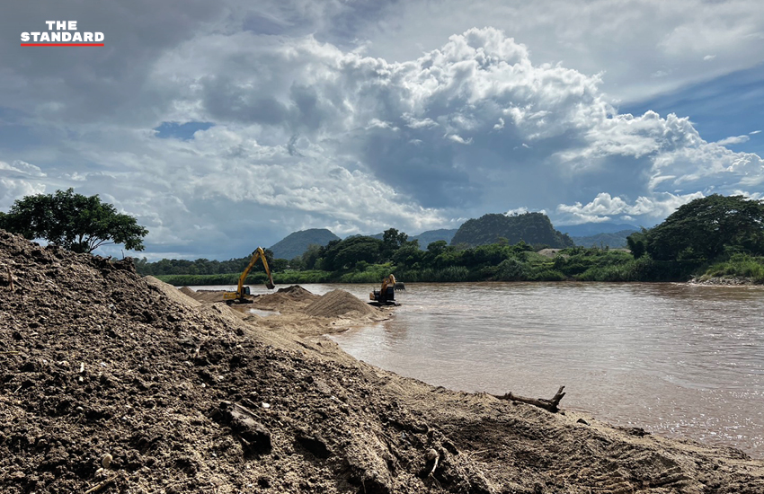 เจ้าหน้าที่สิ่งแวดล้อมเก็บตัวอย่างตะกอนดินจากแม่น้ำกก จ.เชียงราย เพื่อตรวจหาสารหนูและโลหะหนัก