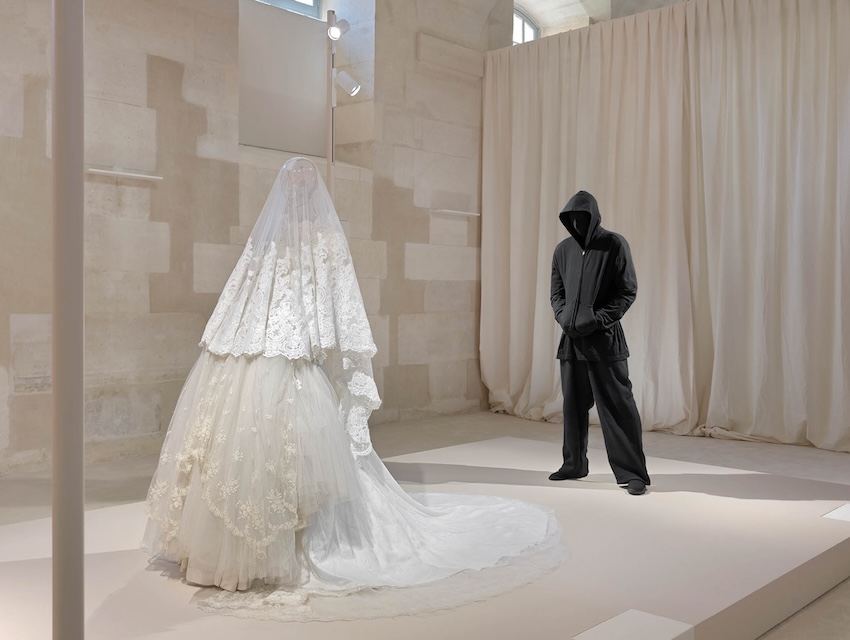 นิทรรศการ Balenciaga by Demna จัดแสดงผลงานครบรอบ 10 ปี ที่สำนักงานใหญ่ Kering กรุงปารีส