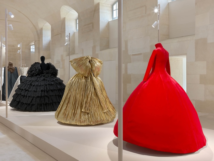 นิทรรศการ Balenciaga by Demna จัดแสดงผลงานครบรอบ 10 ปี ที่สำนักงานใหญ่ Kering กรุงปารีส