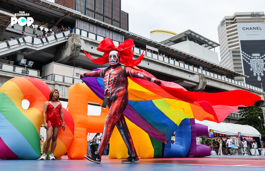 ขบวนพาเหรด LGBTQIA+ เดินผ่านสยามเซ็นเตอร์ในงาน Bangkok Pride 2025