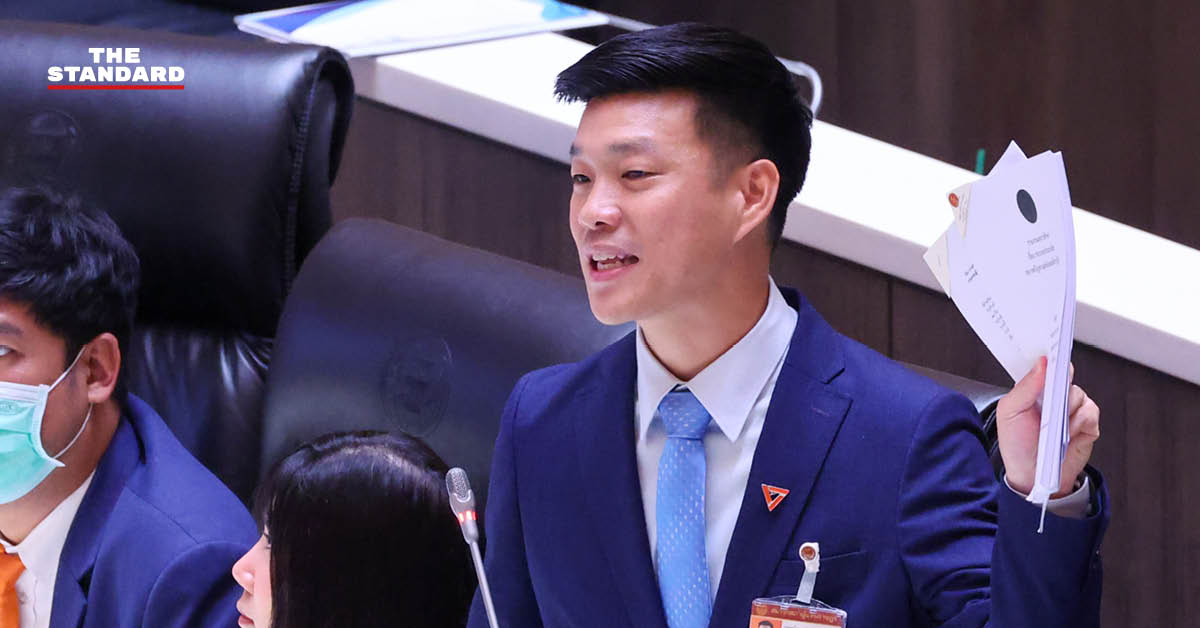 ณัฐพงษ์ เรืองปัญญาวุฒิ ขณะให้สัมภาษณ์เรื่องงบประมาณ