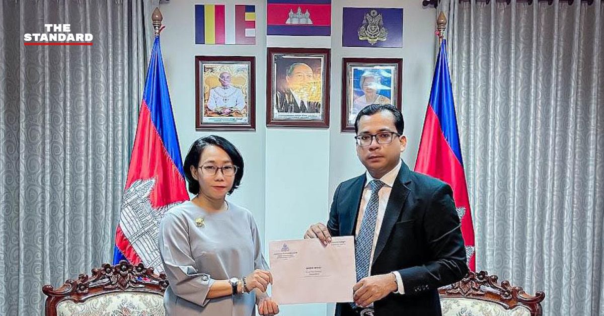 ชัย มกรา ยื่นหนังสือประท้วงไทยกรณีแจ้งความฮุน เซน ที่กระทรวงการต่างประเทศกัมพูชา