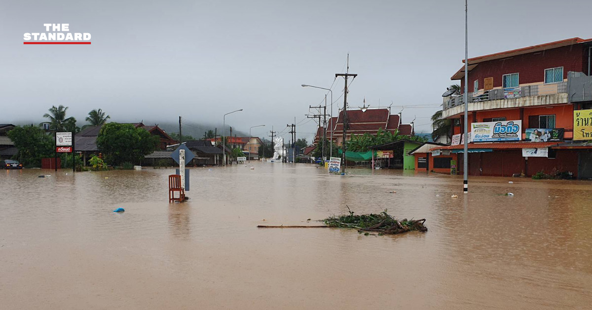 เจ้าหน้าที่ช่วยชาวบ้านในพื้นที่น้ำท่วม จ.เชียงราย หลังฝนตกหนักตลอดคืน