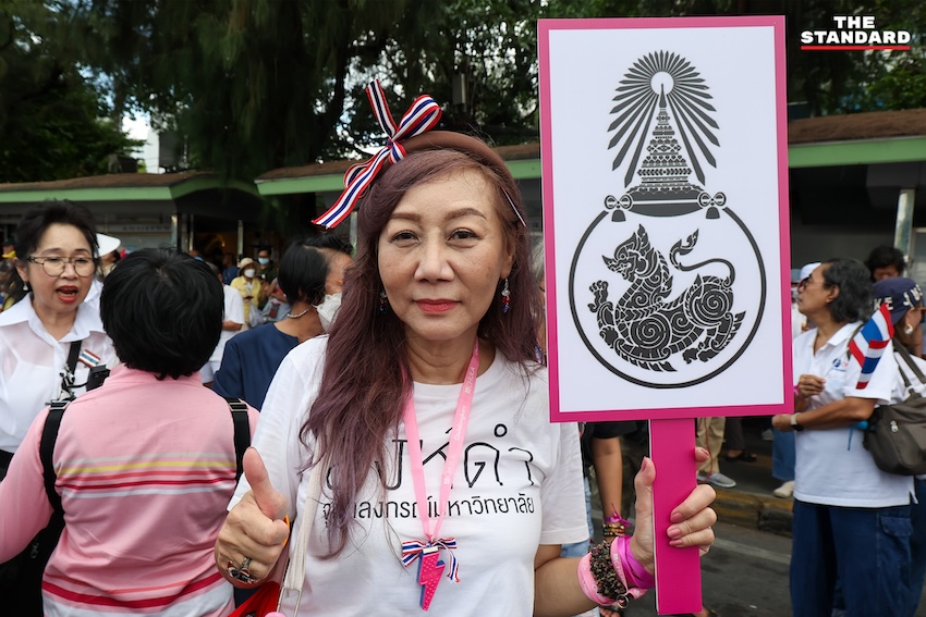นิสิตเก่าจุฬาฯ ร่วมม็อบอนุสาวรีย์ชัยฯ สวมเสื้อขาวและโบว์ธงชาติ เรียกร้องให้นายกฯ ลาออก