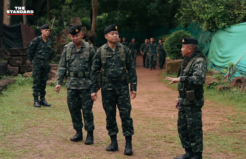 แม่ทัพภาคที่ 2 พล.ท. บุญสิน พาดกลาง ตรวจเยี่ยมและให้กำลังใจทหารที่ประจำการอยู่ที่ฐานปฏิบัติการปราสาทตาเมือนธม จังหวัดสุรินทร์ บริเวณแนวชายแดนไทย-กัมพูชา