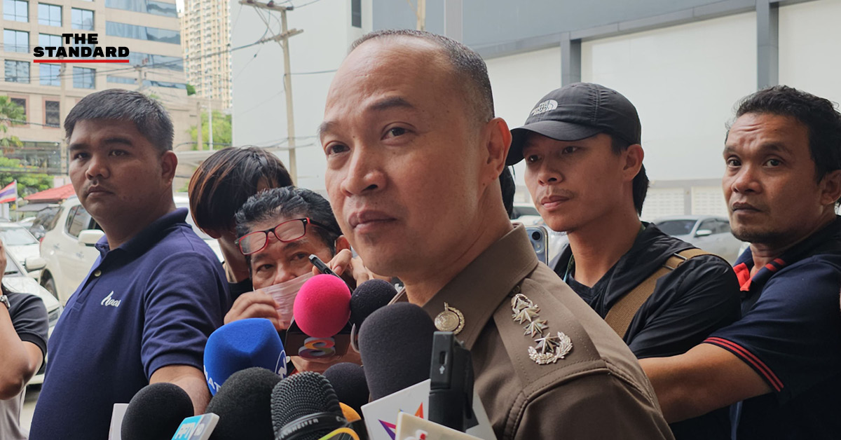 ภาพ พล.ต.ท. ไตรรงค์ ผิวพรรณ แถลงข่าวปราบปรามข่าวปลอมกรณีชายแดนไทย-กัมพูชา