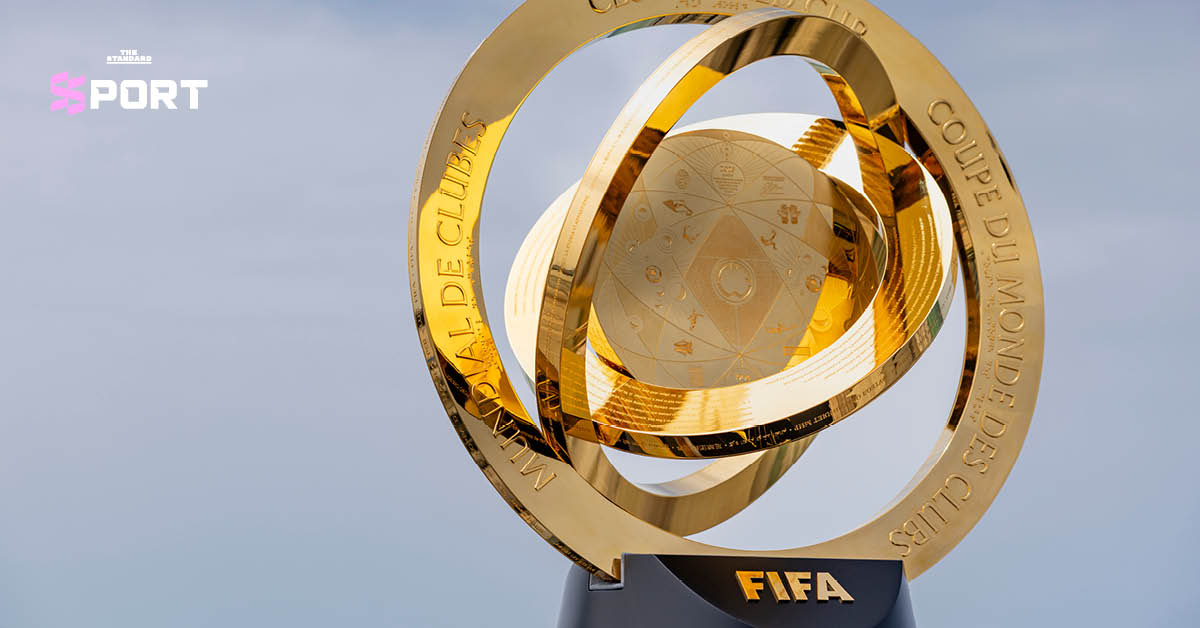 ถ้วยรางวัล FIFA Club World Cup ตั้งอยู่กลางสนามก่อนพิธีเปิดการแข่งขันปี 2025 ที่สหรัฐอเมริกา