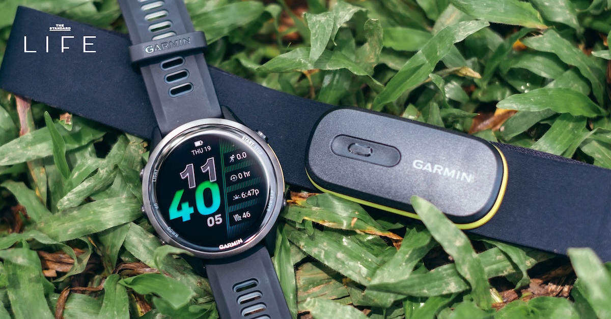 สมาร์ทวอทช์ Garmin Forerunner 970 บนข้อมือระหว่างวิ่งกลางแจ้ง