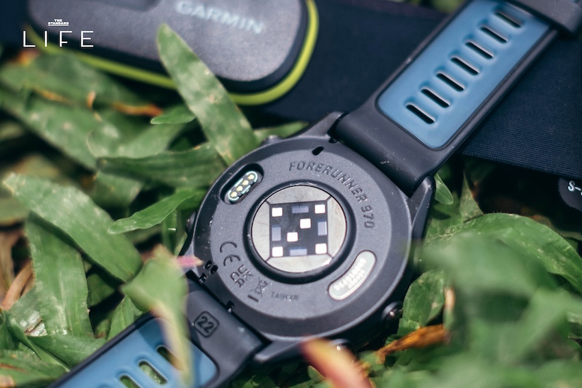 สมาร์ทวอทช์ Garmin Forerunner 970 บนข้อมือระหว่างวิ่งกลางแจ้ง