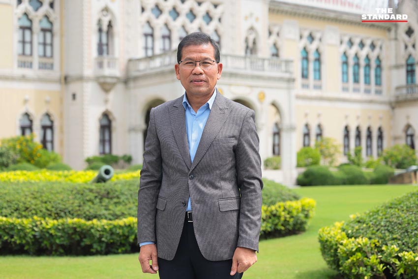 คารม พลพรกลาง ยืนให้สัมภาษณ์สื่อหน้าทำเนียบรัฐบาลหลังลาออกจากตำแหน่ง