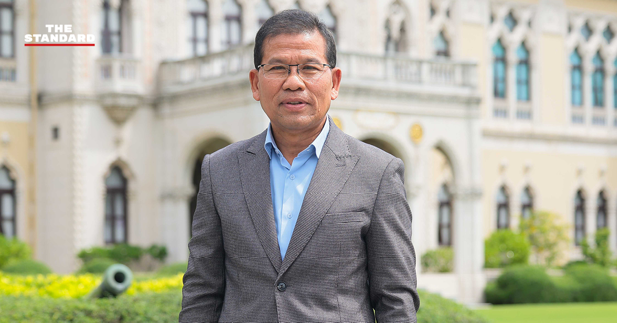 คารม พลพรกลาง ยืนให้สัมภาษณ์สื่อหน้าทำเนียบรัฐบาลหลังลาออกจากตำแหน่ง