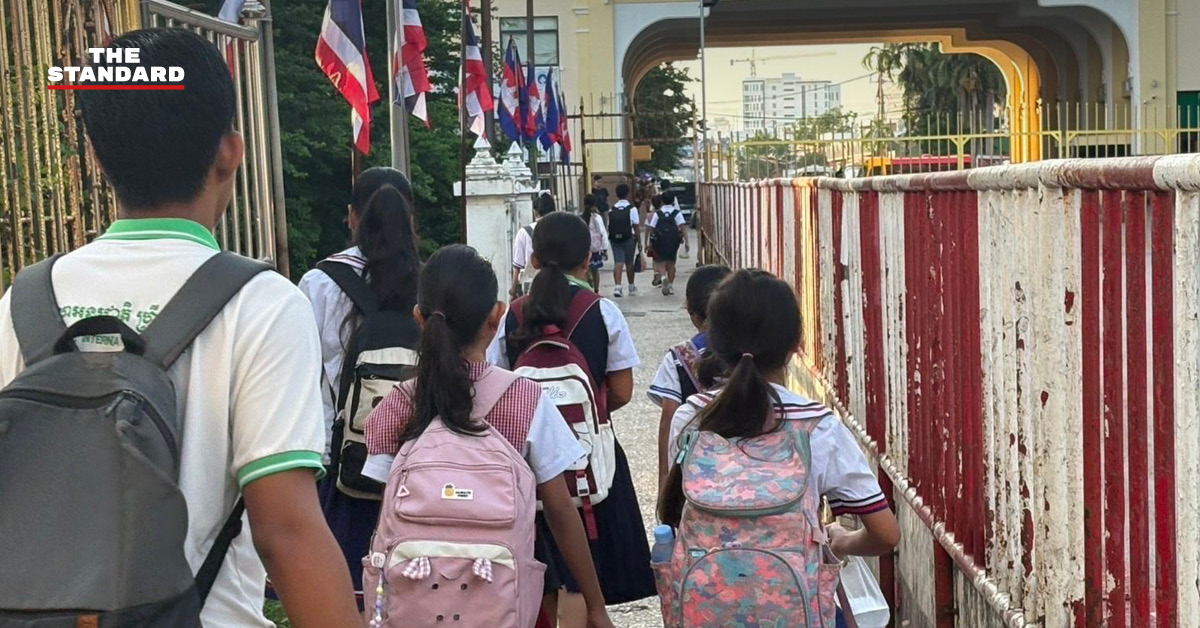 เจ้าหน้าที่เปิดด่านคลองลึกให้เด็กนักเรียนกัมพูชาข้ามแดนเข้าไทยเช้าวันที่ 17 มิถุนายน