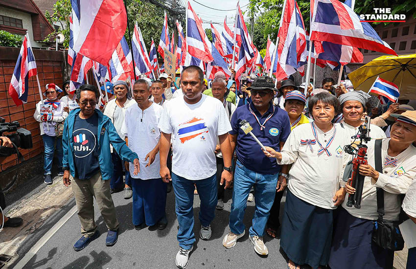 กลุ่ม คปท. เดินขบวนถือป้ายหน้า พรรคพรรครวมไทยสร้างชาติ เรียกร้องถอนตัวจากรัฐบาลแพทองธาร