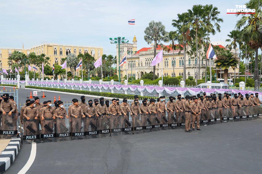 กลุ่มผู้ชุมนุม คปท. ปราศรัยหน้าทำเนียบ เรียกร้องนายกฯ ลาออก ท่ามกลางมาตรการคุมเข้มของตำรวจ