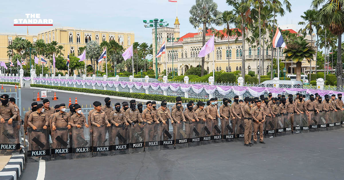 กลุ่มผู้ชุมนุม คปท. ปราศรัยหน้าทำเนียบ เรียกร้องนายกฯ ลาออก ท่ามกลางมาตรการคุมเข้มของตำรวจ