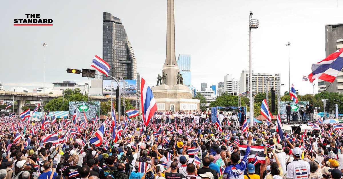 ผู้ชุมนุมรวมพลังแผ่นดินโบกธงชาติและร้องเพลงชาติพร้อมกันที่อนุสาวรีย์ชัยสมรภูมิ เวลา 18.00 น.
