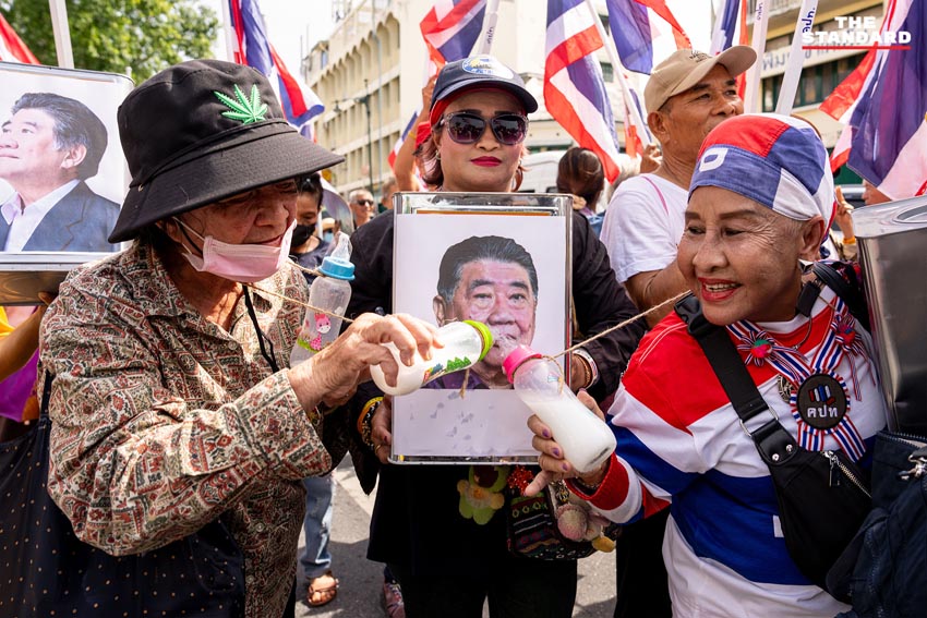 ภาพการชุมนุม คปท. และกองทัพธรรม หน้ากระทรวงกลาโหมและกองทัพบก เรียกร้องรัฐแสดงจุดยืนปมชายแดนไทย-กัมพูชา