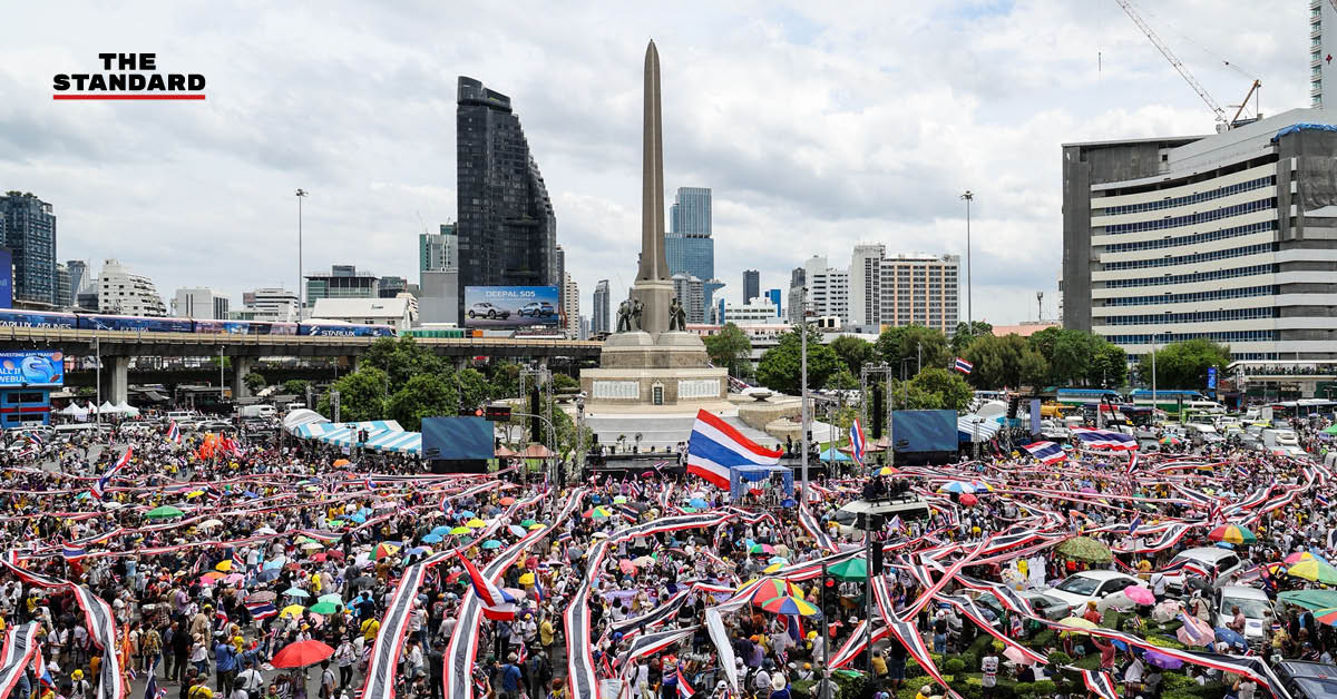 ภาพธงชาติไทยขนาดใหญ่พาดยาวกลางถนนอนุสาวรีย์