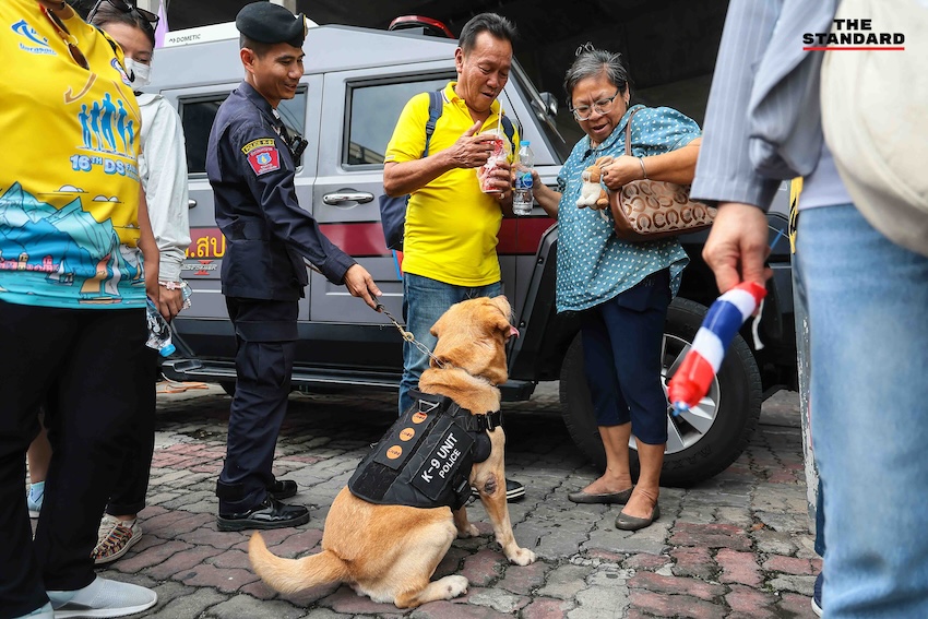 เจ้าหน้าที่ตำรวจตั้งจุดตรวจค้นรอบม็อบอนุสาวรีย์ชัยฯ ตรวจยึดอาวุธมีดและคัตเตอร์จำนวนมาก ขณะผู้ชุมนุมเริ่มหนาแน่น
