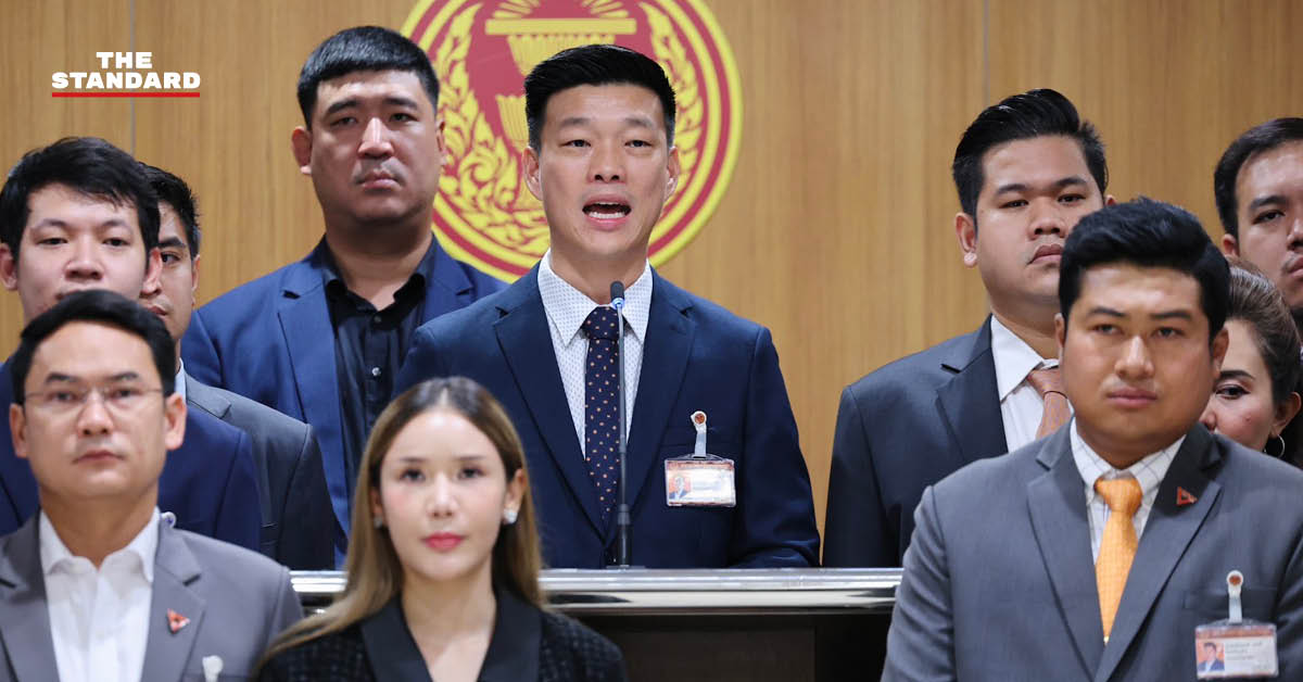 ณัฐพงษ์ เรืองปัญญาวุฒิ แถลงข่าวเรียกร้องให้นายกรัฐมนตรียุบสภา ณ อาคารรัฐสภา 19 มิถุนายน 2568