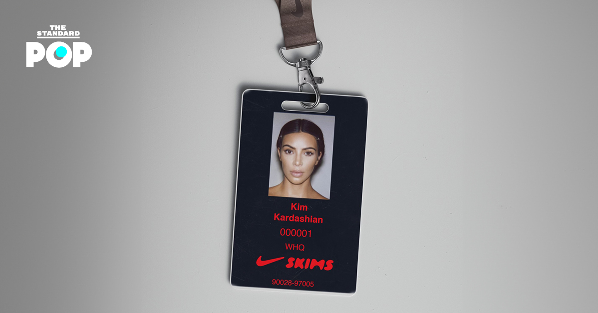 โลโก้ NikeSKIMS บนพื้นหลังสีเรียบ พร้อมภาพ Kim Kardashian