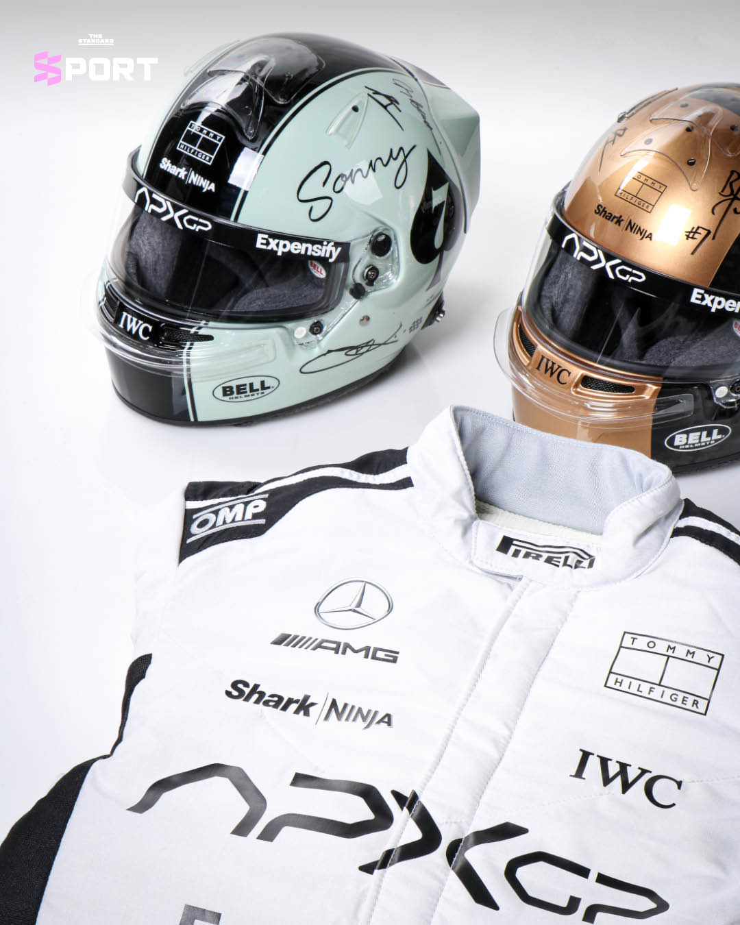 ภาพชุดแข่งทีม APXGP ของตัวละครแบรด พิตต์ ใน F1 The Movie จากแบรนด์ OMP Racing