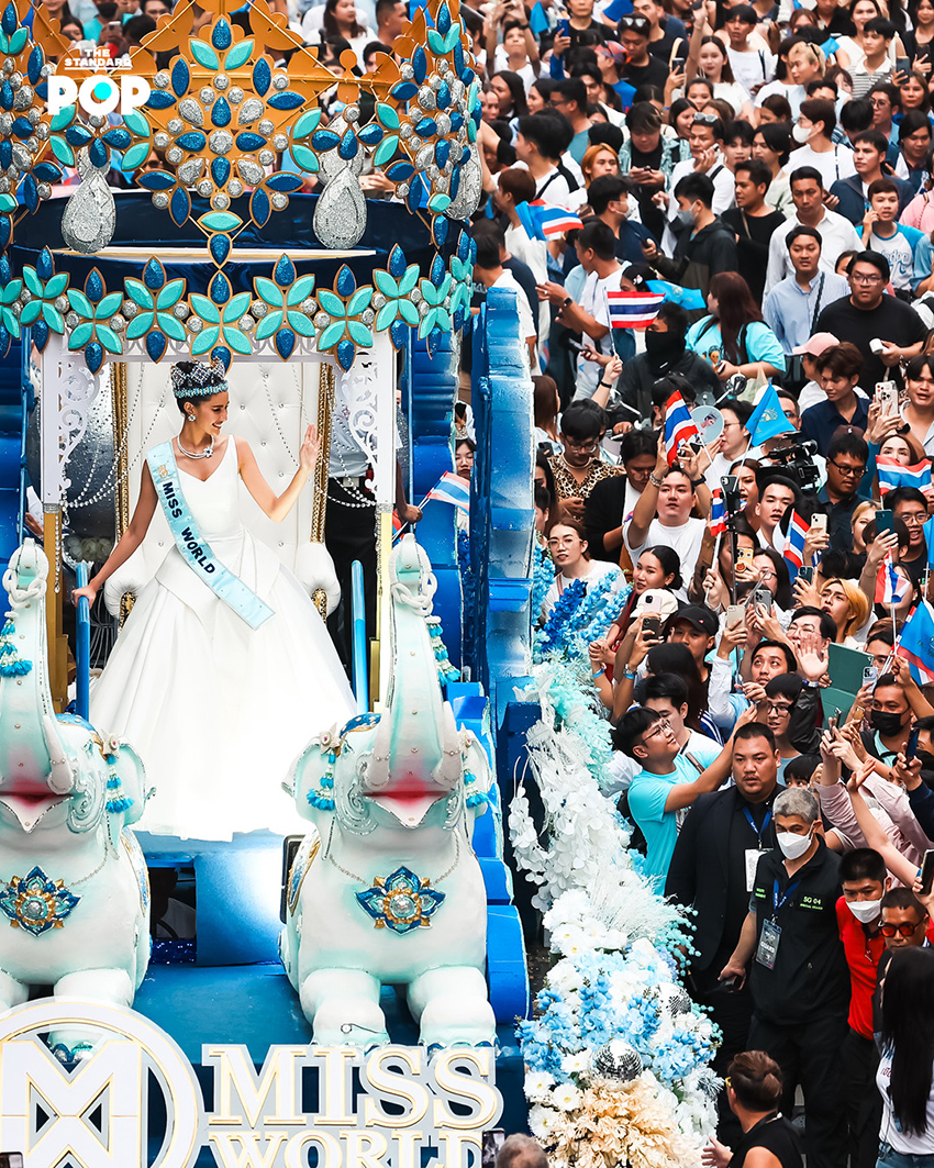 โอปอล สุชาตา ขึ้นขบวนแห่ฉลอง Miss World 2025 ท่ามกลางประชาชนร่วมแสดงความยินดี
