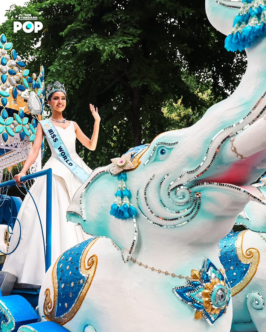 โอปอล สุชาตา ขึ้นขบวนแห่ฉลอง Miss World 2025 ท่ามกลางประชาชนร่วมแสดงความยินดี