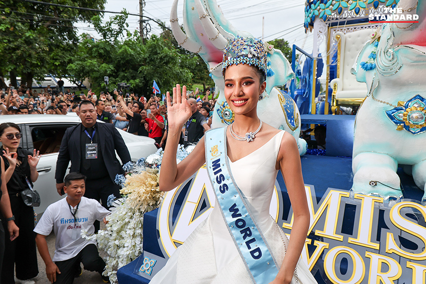โอปอล สุชาตา ยืนบนรถแห่ฉลองตำแหน่ง Miss World คนแรกของไทย ท่ามกลางแฟนนางงาม