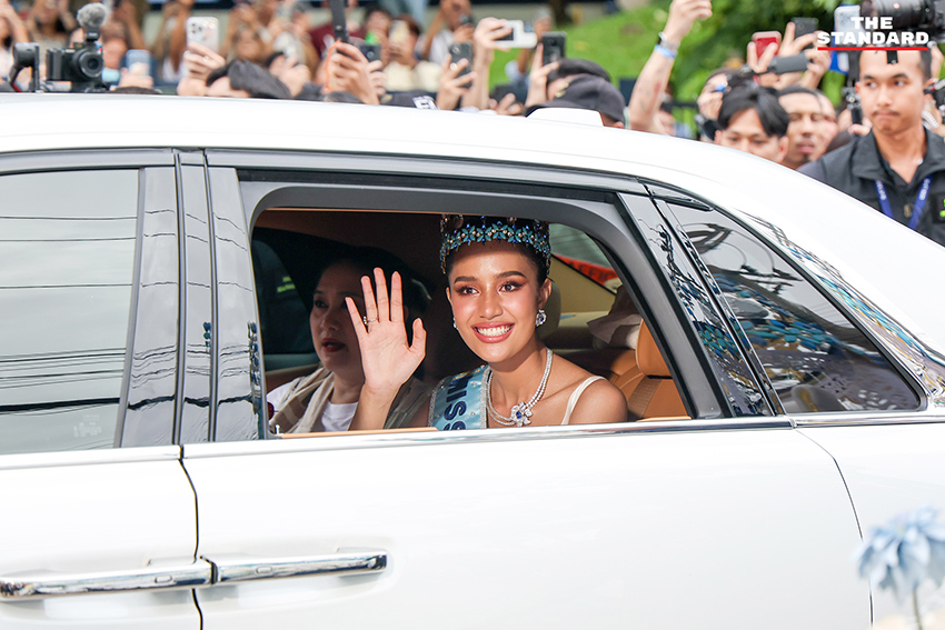 โอปอล สุชาตา ยืนบนรถแห่ฉลองตำแหน่ง Miss World คนแรกของไทย ท่ามกลางแฟนนางงาม