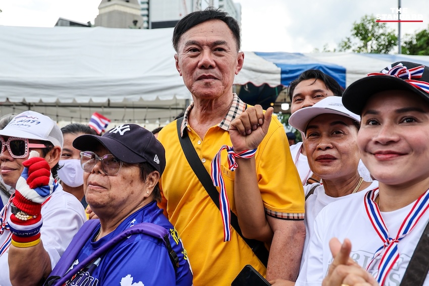 เวทีปราศรัยรวมพลังแผ่นดิน สนธิ-จตุพรขึ้นกล่าวเรียกร้องนายกฯ ลาออก ท่ามกลางมวลชนที่อนุสาวรีย์ชัยฯ