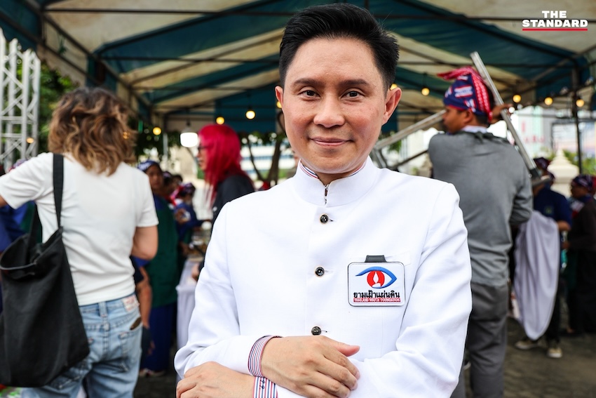เวทีปราศรัยรวมพลังแผ่นดิน สนธิ-จตุพรขึ้นกล่าวเรียกร้องนายกฯ ลาออก ท่ามกลางมวลชนที่อนุสาวรีย์ชัยฯ