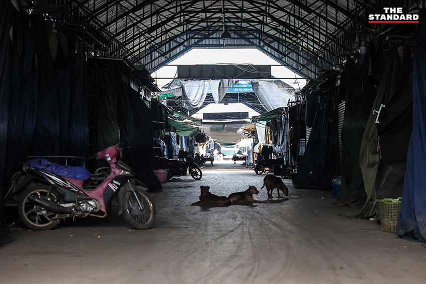 ภาพบรรยากาศเงียบเหงาในตลาดโรงเกลือ สระแก้ว หลังเกิดความตึงเครียดชายแดนไทย-กัมพูชา
