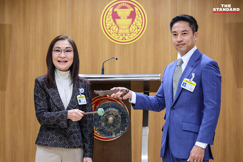 สว. นันทนา ตีฆ้องเชิงสัญลักษณ์ เปิดแคมเปญแก้ไขรัฐธรรมนูญใหม่ ณ วุฒิสภา วันที่ 18 มิถุนายน 2568