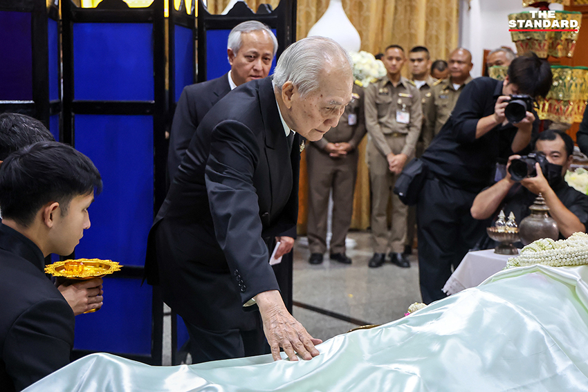 พล.อ. สุจินดา คราประยูร ในพิธีพระราชทานน้ำหลวงอาบศพ