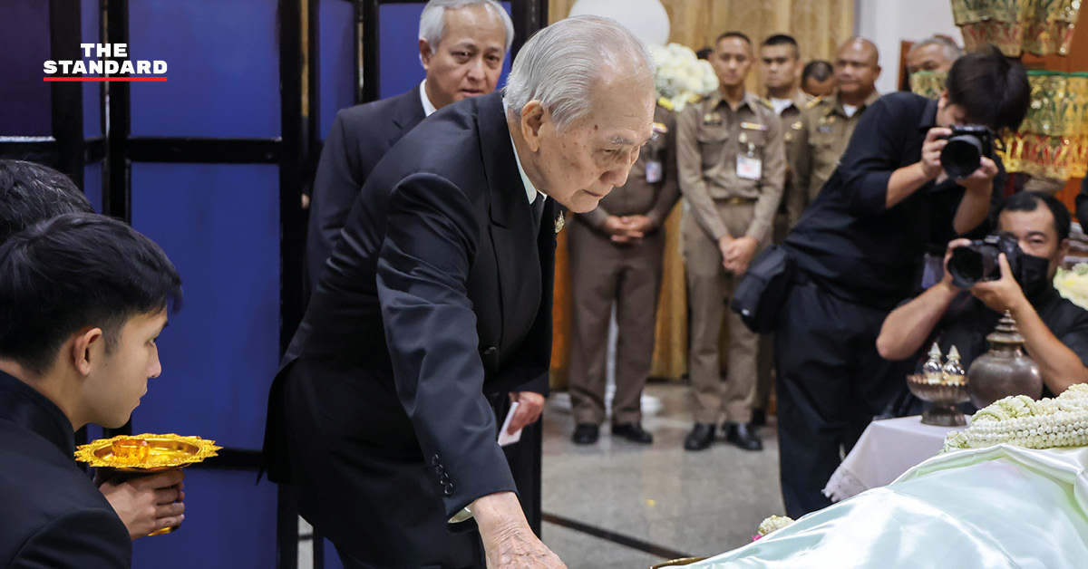 พล.อ. สุจินดา คราประยูร ในพิธีพระราชทานน้ำหลวงอาบศพ