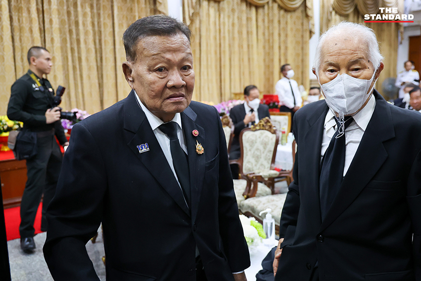 พล.อ. สุจินดา คราประยูร ในพิธีพระราชทานน้ำหลวงอาบศพ