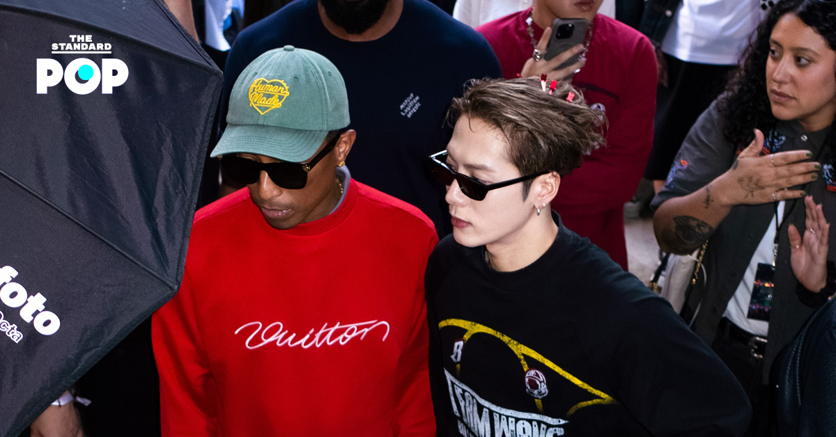 Jackson Wang สวมเสื้อแจ็กเก็ตจากคอลเล็กชัน TEAM WANG x Billionaire Boys Club พร้อมโลโก้ทั้งสองแบรนด์