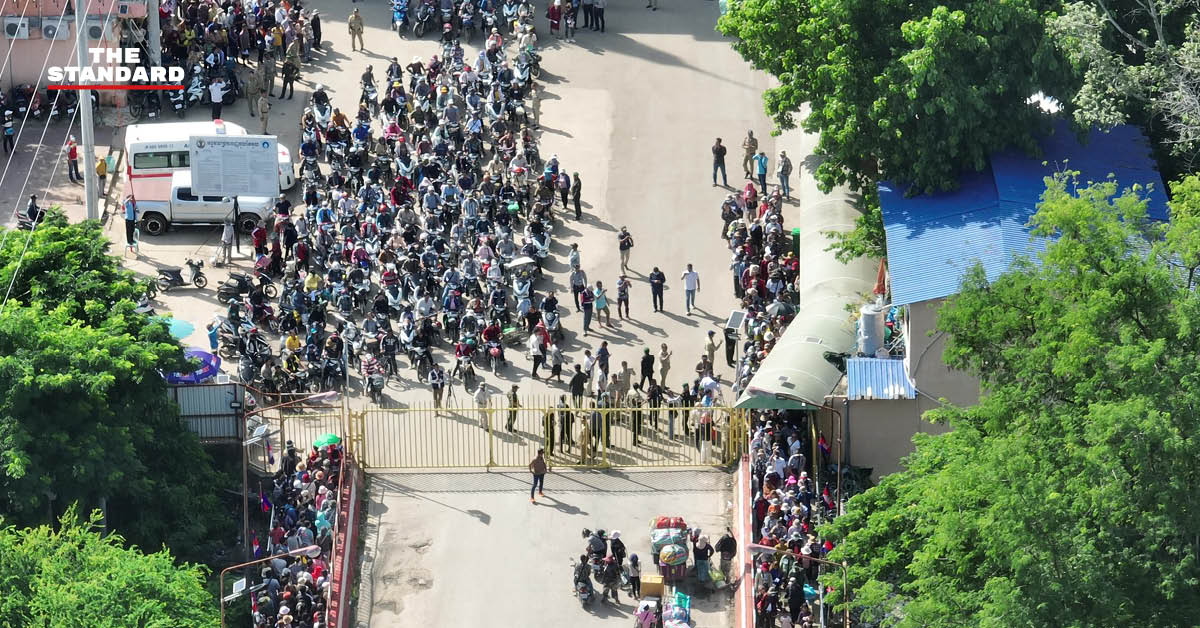เจ้าหน้าที่ ตม.สระแก้ว ตรวจสอบคนไทยก่อนข้ามแดนไปปอยเปต ประเทศกัมพูชา