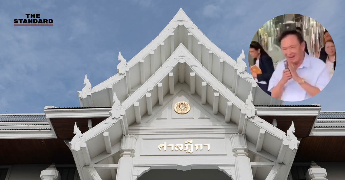 ทักษิณ ชินวัตร ยิ้มให้สื่อขณะออกจากอาคารชินวัตร ทาวเวอร์ 3 หลังศาลฎีกานัดไต่สวนเพิ่มคดีชั้น 14