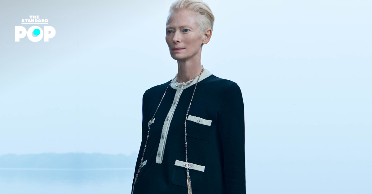 Tilda Swinton ในแคมเปญ CHANEL Métiers d’Art 2024/25 ณ เมืองหางโจว ประเทศจีน