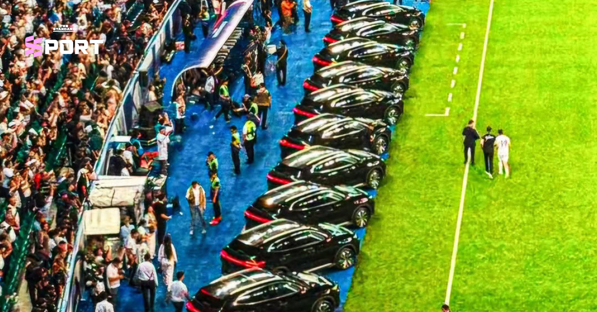 นักเตะทีมชาติอุซเบกิสถานยืนคู่รถยนต์ BYD ฉลองเข้ารอบฟุตบอลโลก 2026