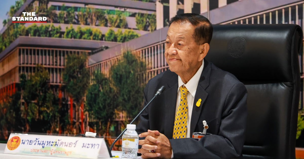 วันมูหะมัดนอร์ มะทา ให้สัมภาษณ์สื่อมวลชนที่อาคารรัฐสภาเกี่ยวกับสถานการณ์การเมืองไทย