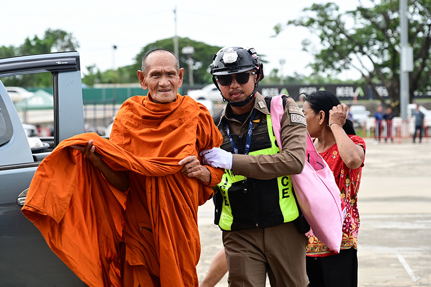 สนามช้างเป็นศูนย์พักพิงผู้ประสบภัยชายแดน